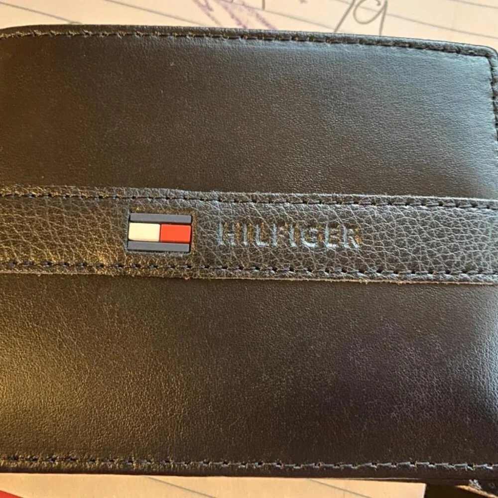 Tommy Hilfiger Men's Classic Bifold Wallet with ID Window and Multiple Card Slot